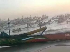 8 Perahu Nelayan Pantai Papuma Jember Karam Diterjang Gelombang Tinggi
