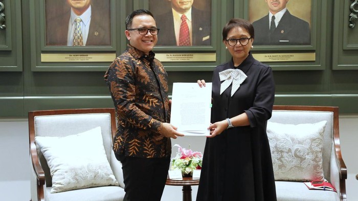 Abdullah Azwar Anas bersama Retno Masurdi