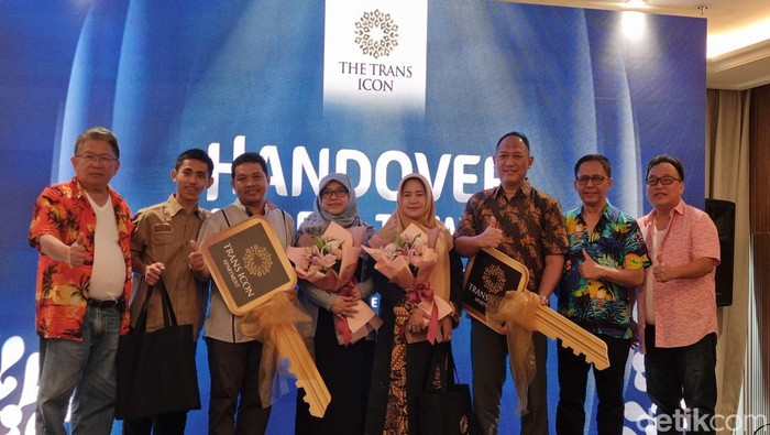 Acara handover penghuni Apartemen Trans Icon Surabaya