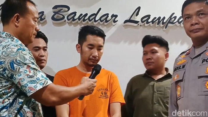 Aditya Prayogi, saat diinterogasi polisi atas KDRT dilakukannya terhadap istrinya yang selebgram Lampung.