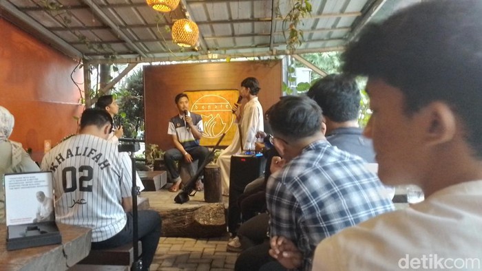 Agisna Yusuf (tengah), atlet Gateball Jawa Barat sedang berbicara mengenai olahraga Gateball pada acara Bona Talks, di Bonafe, Jalan Raya Cicalengka-Rancaekek, Kabupaten Bandung, Sabtu (5/10/2024).