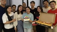 Anisa Bahar juga dekat dengan keluarganya. Ini momen ketika ia memberi kejutan kue ulang tahun untuk putrinya Juwita Bahar bersama keluarga yang lain. Foto: Instagram @anisa_bahar_new