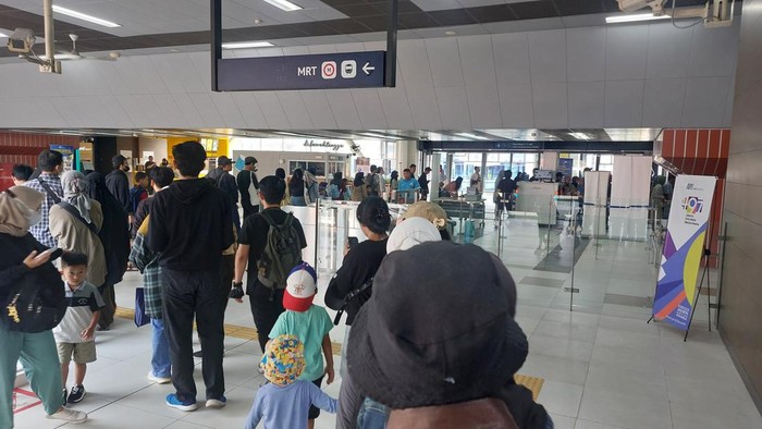 Antrean di Stasiun MRT CSW
