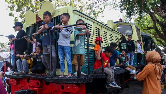 Antusias Warga Kunjungi Bengkel Kereta Api di Balai Yasa Surabaya Gubeng Warga mengunjungi Open House Bengkel Sepur Balai Yasa Surabaya Gubeng, Surabaya, Jawa Timur, Sabtu (5/10/2024). Kegiatan ini merupakan rangkaian HUT ke-79 KAI dan terbuka bagi masyarakat untuk melihat dan mengetahui secara langsung seluk beluk bengkel kereta api milik PT KAI. ANTARA FOTO/Didik Suhartono/rwa.
