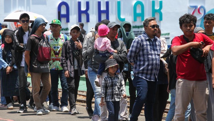 Antusias Warga Kunjungi Bengkel Kereta Api di Balai Yasa Surabaya Gubeng Warga mengunjungi Open House Bengkel Sepur Balai Yasa Surabaya Gubeng, Surabaya, Jawa Timur, Sabtu (5/10/2024). Kegiatan ini merupakan rangkaian HUT ke-79 KAI dan terbuka bagi masyarakat untuk melihat dan mengetahui secara langsung seluk beluk bengkel kereta api milik PT KAI. ANTARA FOTO/Didik Suhartono/rwa.