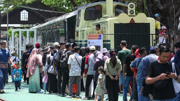 Antusias Warga Kunjungi Bengkel Kereta Api di Balai Yasa Surabaya Gubeng Warga mengunjungi Open House Bengkel Sepur Balai Yasa Surabaya Gubeng, Surabaya, Jawa Timur, Sabtu (5/10/2024). Kegiatan ini merupakan rangkaian HUT ke-79 KAI dan terbuka bagi masyarakat untuk melihat dan mengetahui secara langsung seluk beluk bengkel kereta api milik PT KAI. ANTARA FOTO/Didik Suhartono/rwa.