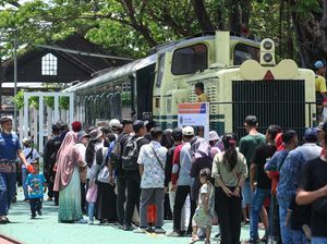 Antusias Warga Kunjungi Bengkel Kereta Api di Balai Yasa Surabaya Gubeng
