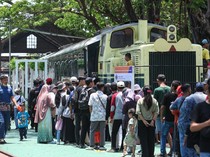 Antusias Warga Kunjungi Bengkel Kereta Api di Balai Yasa Surabaya Gubeng