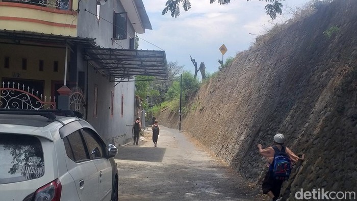 Atap garasi mobil milik Agus belum dibongkar meski menggukan setengah badan jalan di Makassar.
