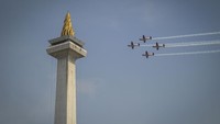 Pesawat KT-1 Wong Bee yang tergabung dalam Jupiter Aerobatic Team (JAT) TNI AU bermanuver dalam perayaan Hari Ulang Tahun (HUT) ke-79 Tentara Nasional Indonesia (TNI) di Lapangan Silang Monumen Nasional (Monas), Gambir, Jakarta, Sabtu (5/10/2024).