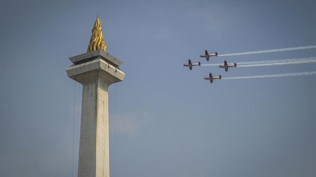 Pesawat KT-1 Wong Bee yang tergabung dalam Jupiter Aerobatic Team (JAT) TNI AU bermanuver dalam perayaan Hari Ulang Tahun (HUT) ke-79 Tentara Nasional Indonesia (TNI) di Lapangan Silang Monumen Nasional (Monas), Gambir, Jakarta, Sabtu (5/10/2024). Sebanyak 30.206  personel pasukan, 521 Alutsista dan 145 unit kendaraan klasik dan moge memeriahkan  perayaan Hari Ulang Tahun (HUT) ke-79 TNI. ANTARA FOTO/Muhammad Ramdan/nz