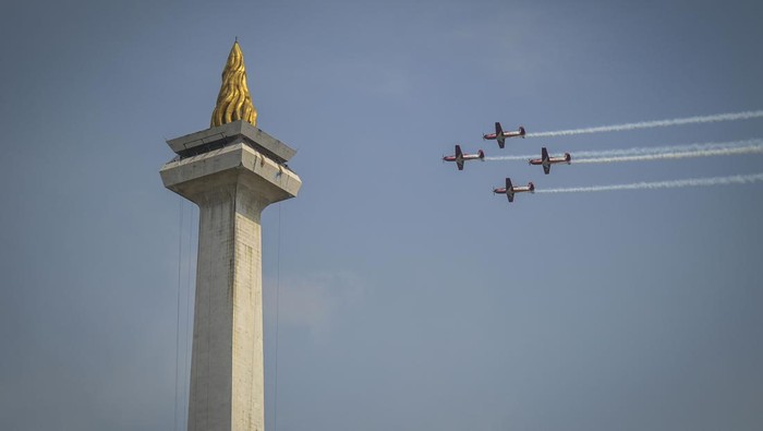 Atraksi Pesawat Aerobatik Jupiter Meriahkan Perayaan HUT TNI di Langit Monas Pesawat KT-1 Wong Bee yang tergabung dalam Jupiter Aerobatic Team (JAT) TNI AU bermanuver dalam perayaan Hari Ulang Tahun (HUT) ke-79 Tentara Nasional Indonesia (TNI) di Lapangan Silang Monumen Nasional (Monas), Gambir, Jakarta, Sabtu (5/10/2024). Sebanyak 30.206 personel pasukan, 521 Alutsista dan 145 unit kendaraan klasik dan moge memeriahkan perayaan Hari Ulang Tahun (HUT) ke-79 TNI. ANTARA FOTO/Muhammad Ramdan/nz