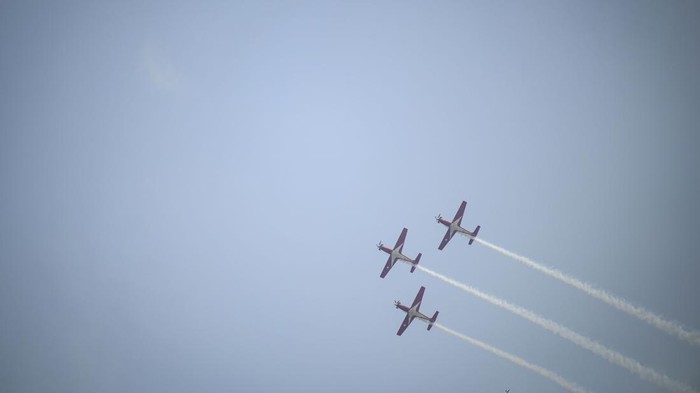 Atraksi Pesawat Aerobatik Jupiter Meriahkan Perayaan HUT TNI di Langit Monas Pesawat KT-1 Wong Bee yang tergabung dalam Jupiter Aerobatic Team (JAT) TNI AU bermanuver dalam perayaan Hari Ulang Tahun (HUT) ke-79 Tentara Nasional Indonesia (TNI) di Lapangan Silang Monumen Nasional (Monas), Gambir, Jakarta, Sabtu (5/10/2024). Sebanyak 30.206 personel pasukan, 521 Alutsista dan 145 unit kendaraan klasik dan moge memeriahkan perayaan Hari Ulang Tahun (HUT) ke-79 TNI. ANTARA FOTO/Muhammad Ramdan/nz