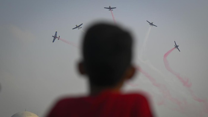 Atraksi Pesawat Aerobatik Jupiter Meriahkan Perayaan HUT TNI di Langit Monas Pesawat KT-1 Wong Bee yang tergabung dalam Jupiter Aerobatic Team (JAT) TNI AU bermanuver dalam perayaan Hari Ulang Tahun (HUT) ke-79 Tentara Nasional Indonesia (TNI) di Lapangan Silang Monumen Nasional (Monas), Gambir, Jakarta, Sabtu (5/10/2024). Sebanyak 30.206 personel pasukan, 521 Alutsista dan 145 unit kendaraan klasik dan moge memeriahkan perayaan Hari Ulang Tahun (HUT) ke-79 TNI. ANTARA FOTO/Muhammad Ramdan/nz