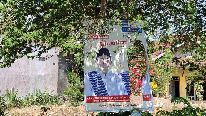 Baliho paslon Pathul-Nursiah dirusak OTK di Lombok Tengah, NTB.