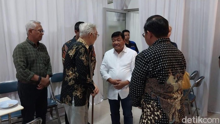 Budi Susetyo (baju putih), kakak ketiga Romo Benny