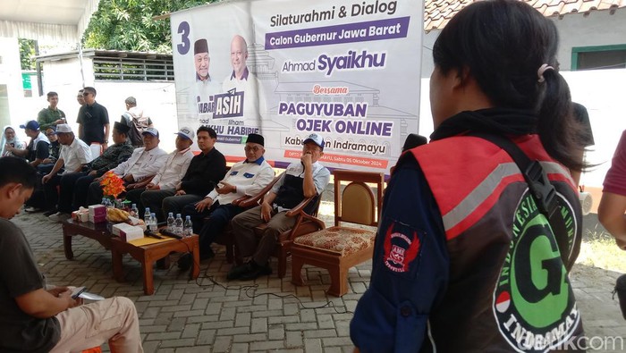 Cagub Jabar Ahmad Syaikhu saat mendengarkan curhat ojol Indramayu