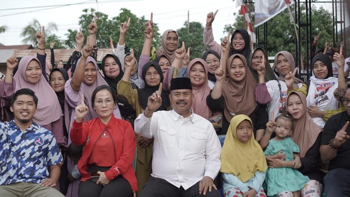 Calon Bupati Kukar Edi Damansyah saat mendatangi pendukungnya di Kecamatan Loa Janan.