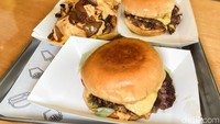 Menu yang ditawarkan Dans Burger hanya ada 2, yaitu Classic Smashburger (Rp 84.000) dan California Cheeseburger (Rp 68.000). Keduanya memiliki isian berbeda, bisa dinikmati a la carte atau paket. Foto: detikFood/Yenny Mustika Sari