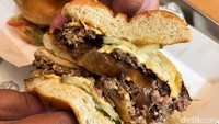 Untuk rasanya sangat gurih dan meresap hingga ke seluruh permukaan beef patty. Kami sangat menikmati setiap gigitannya, apalagi terasa sensasi grilled onion yang manis. Meski smashburger hanya berisikan beef patty dan keju, ini tak terasa membosankan. Foto: detikFood/Yenny Mustika Sari