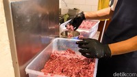 Semua bahan juga disajikan segar setiap harinya. Bahkan, daging juga digiing langsung di tempat. Foto: detikFood/Yenny Mustika Sari