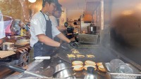 Mereka juga  mengusung open kitchen. Sehingga pelanggan bisa melihat dengan mudah proses pembuatan burger di sana. Foto: detikFood/Yenny Mustika Sari