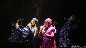 Umi Elvy tampil spesial dengan merayakan 60 tahun perjalanan kariernya di industri hiburan Tanah Air di panggung musik Synchronize Fest 2024.
