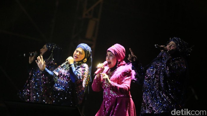 Umi Elvy tampil spesial dengan merayakan 60 tahun perjalanan kariernya di industri hiburan Tanah Air di panggung musik Synchronize Fest 2024. Ini penampilannya.