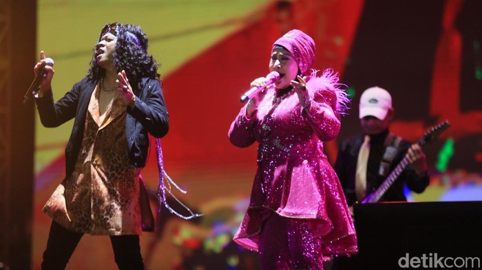 Umi Elvy tampil spesial dengan merayakan 60 tahun perjalanan kariernya di industri hiburan Tanah Air di panggung musik Synchronize Fest 2024. Ini penampilannya.