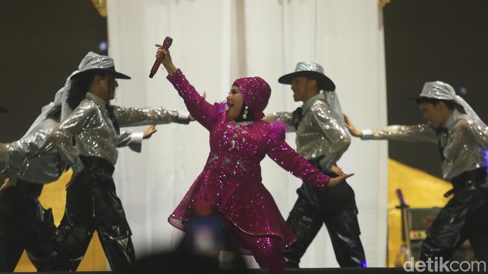 Umi Elvy tampil spesial dengan merayakan 60 tahun perjalanan kariernya di industri hiburan Tanah Air di panggung musik Synchronize Fest 2024. Ini penampilannya.