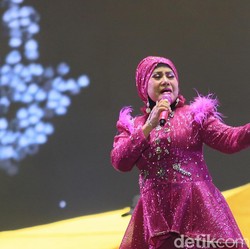 Elvy Sukaesih Genap 74 Tahun, Masih Gas Pol Manggung di Festival Musik Kalcer