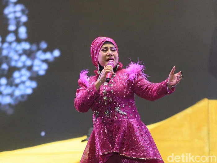 Umi Elvy tampil spesial dengan merayakan 60 tahun perjalanan kariernya di industri hiburan Tanah Air di panggung musik Synchronize Fest 2024. Ini penampilannya.