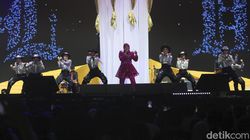 Elvy Sukaesih Rayakan 60 Tahun Perjalanan Karier di Synchronize Fest 2024