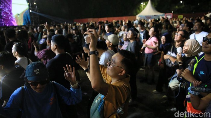 Umi Elvy tampil spesial dengan merayakan 60 tahun perjalanan kariernya di industri hiburan Tanah Air di panggung musik Synchronize Fest 2024. Ini penampilannya.
