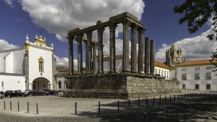 The Temple of Diana is a Roman temple located right in the heart of the historic city of Évora, Portugal. Known in Portugal as the Templo de Diana, the Temple of Diana dates back to the second century AD when Évora was an important Roman military outpost in Portugal, following its heyday as the headquarters of the Roman military commander Quintus Sertorius during the first century BC.