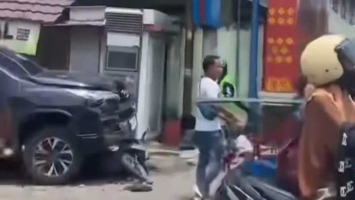 Fortuner tabrak motor dan gerobak jualan di Palembang