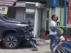 Fortuner Tabrak Motor-Gerobak Jualan hingga 2 Orang Luka, Diduga Sopir Ngantuk