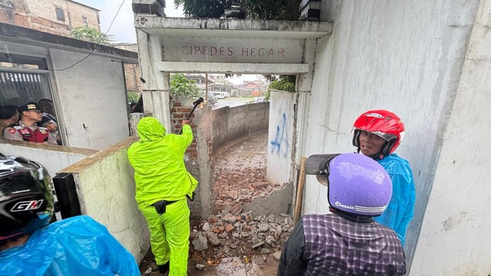 Gang Cipedes Hegar di RW 3 Kelurahan Pajajaran, Kecamatan Cicendo, Kota Bandung yang sebelumnya sempat ditutup tembok, akhirnya dibuka kembali.