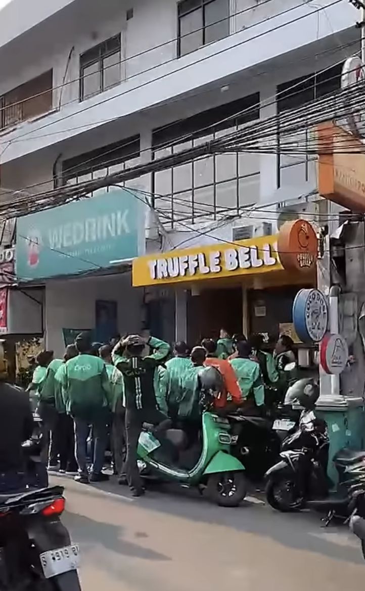 Gerai Truffle Belly viral karna ramai diantre pelanggan.