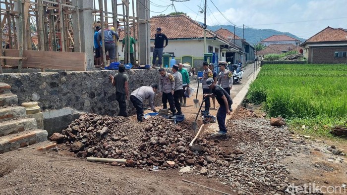 Gotong Royong  Warga dan Aparat Merenovasi Masjid di Majalengka