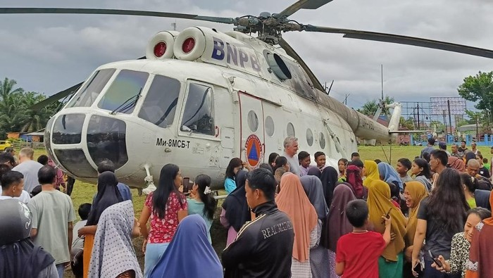 Helikopter waterbombing milik BNPB mendarat darurat di lapangan sepak bola, Muaro Jambi.