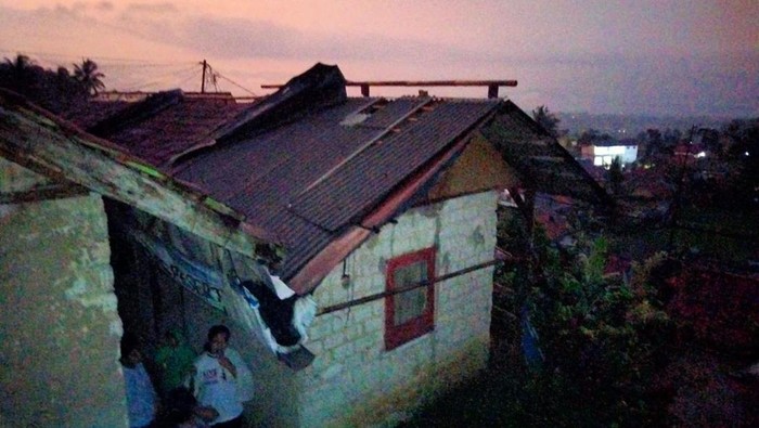 Hujan deras disertai angin kencang melanda Kecamatan Pamijahan, Bogor, Jawa Barat. Sebanyak 15 rumah warga mengalami kerusakan (Foto: Dok. Istimewa)