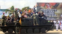 Masyarakat menaiki alat utama sistem senjata (Alutsista) TNI saat defile peringatan HUT ke-79 Tentara Nasional Indonesia (TNI) di alun-alun Aimas Kabupaten Sorong, Papua Barat Daya, Sabtu (5/10/2024). Upacara HUT ke-79 TNI di Papua Barat Daya diikuti unsur TNI Polri, masyarakat sipil, pramuka mengambil tema TNI modern bersama rakyat siap mengawasi suksesi kepemimpinan nasional untuk Indonesia maju. ANTARA FOTO/Olha Mulalinda