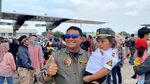 Kegembiraan Warga Bandung Saksikan Parade Pesawat TNI di Bandara Husein