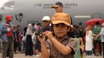 Kegembiraan Warga Bandung Saksikan Parade Pesawat TNI di Bandara Husein