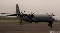 Setelah puluhan pesawat landing, pesawat-pesawat itu lalu dibariskan ke hadapan warga. Warga pun semakin dekat melihat pesawat milik TNI ini. Usai dibariskan, mesin pesawat pun dimatikan.