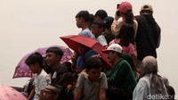 Tak ingin kehilangan momen langka, warga pun mengeluarkan ponselnya dan memotret atau memvideo pesawat-pesawat yang landing tersebut.