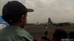 Kegembiraan Warga Bandung Saksikan Parade Pesawat TNI di Bandara Husein