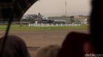 Kegembiraan Warga Bandung Saksikan Parade Pesawat TNI di Bandara Husein