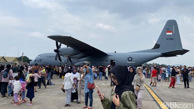 Kegembiraan Warga Bandung Saksikan Parade Pesawat TNI di Bandara Husein